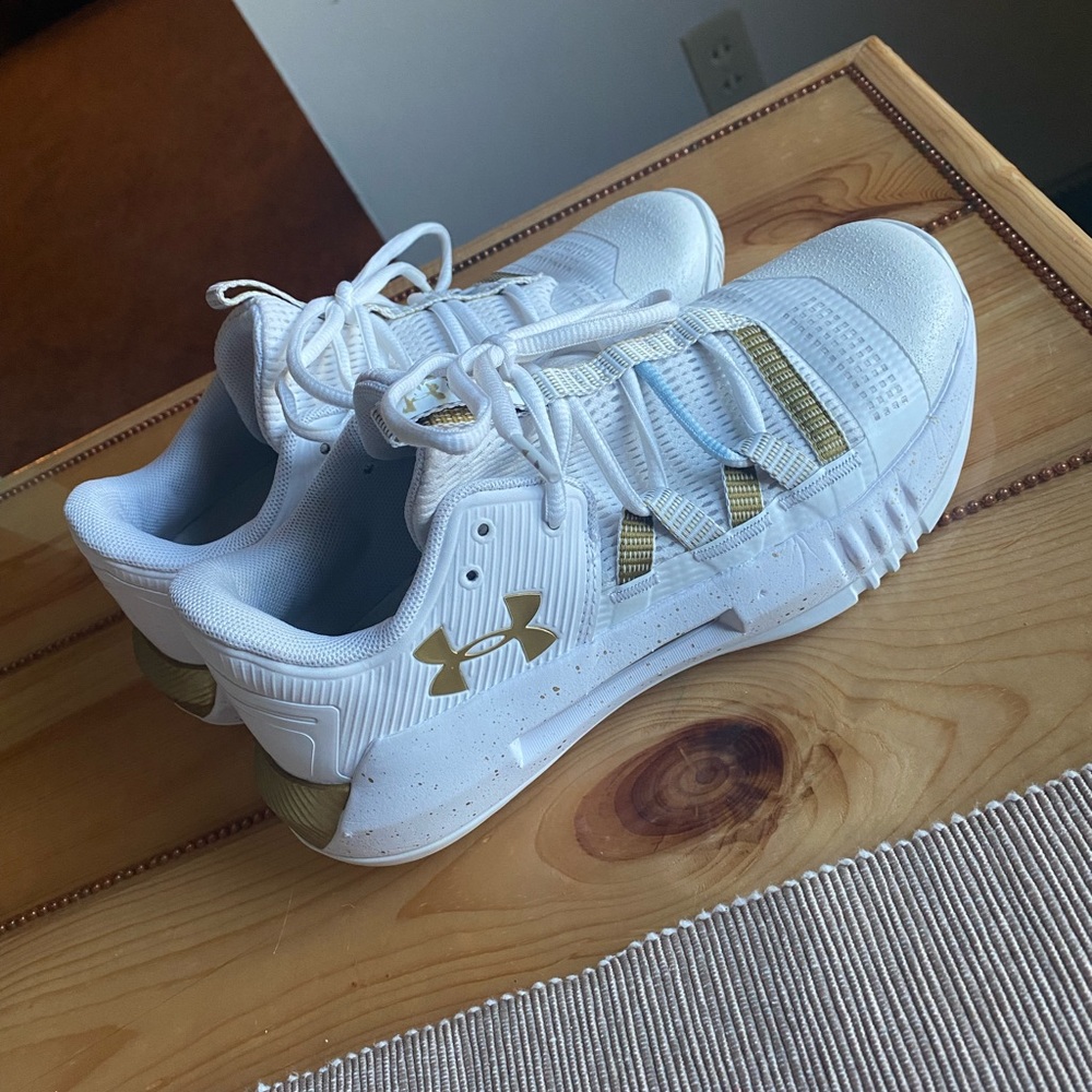 Tennis shoes